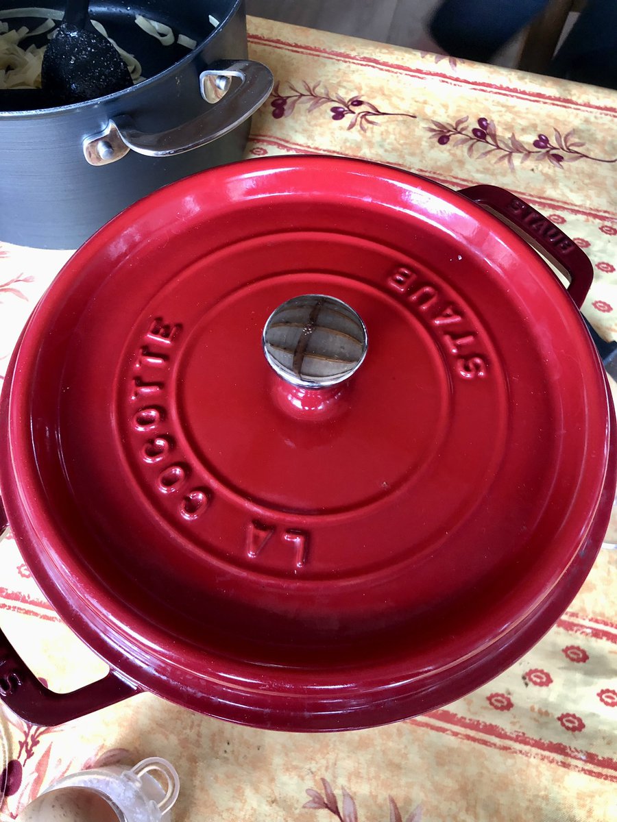 VinsAmateur's tweet photo. Escargots d’un traiteur Bressan, civet de sanglier cuit en cocotte Staub, avec deux vins choisis pour lui tenir tête : magnifique Sensonne de #Coursodon qui demande néanmoins encore un peu de temps de cave. Et Chateauneuf de #Chapoutier fondu, finement épicé.
Quel festin ! https://t.co/LqTctBfovd