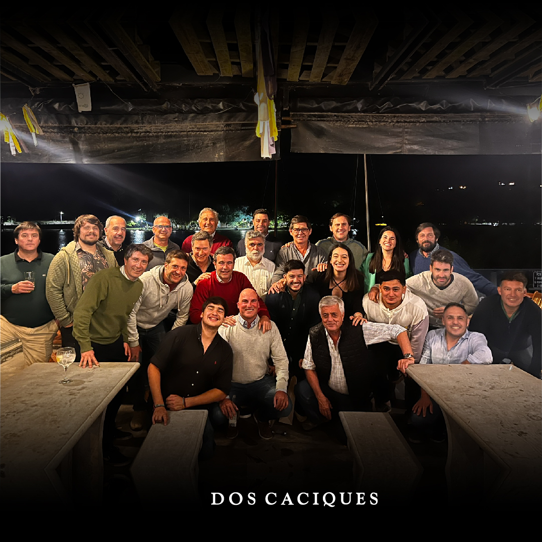 DosCaciquesSRL's tweet photo. ¡Gracias a este equipo y a quienes nos acompañaron durante todo el año!💫

¡Felices fiestas!

#somosdoscaciques #equipodoscaciques #gracias #2023 https://t.co/jDPMTzCft6