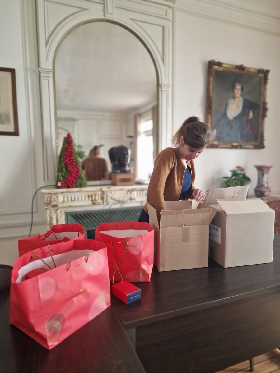 L'équipe de la Fondation vous souhaite de très belles fêtes de fin d'année et remercie ses #donateurs, #mécènes, #testateurs et #partenaires pour leur soutien précieux.
Elle est heureuse d’offrir au personnel de nuit de l’ <a href="/HopitalFoch/">Hôpital Foch</a> mobilisé lors du réveillon🤗des chocolats.