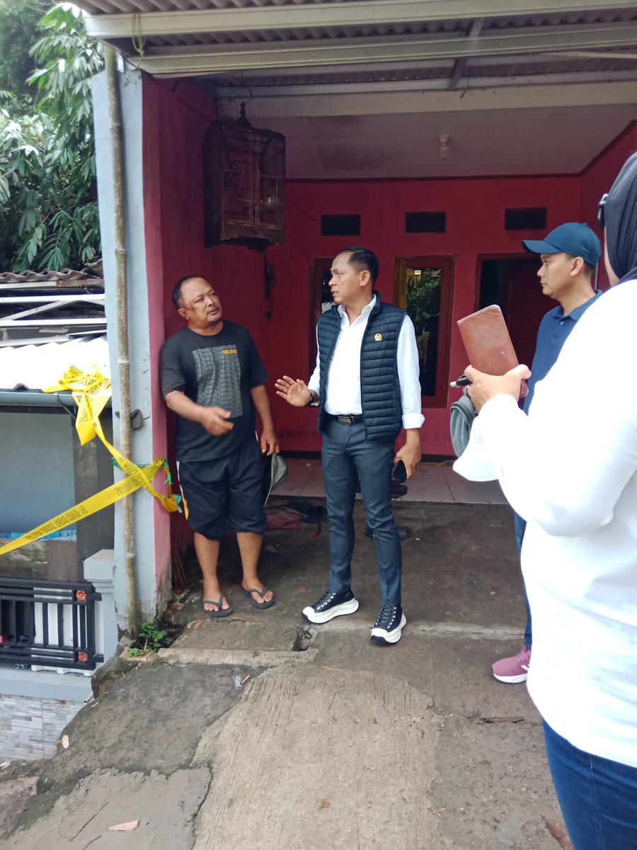 firdaus_julham's tweet photo. Pagi tadi KETUA DPC DEMOKRAT TANGSEL sebagai wakil rakyat gerak cepat melihat kondisi longsor di kelurahan muncul&amp; Kademangan Setu TANGSEL segera melakukan koordinasi penanganan perbaikan&amp; bantuan logistik @AgusYudhoyono @Andiarief__ @OssyDermawan @renandabachtar @BakomstraKota https://t.co/AMjAGAqn3J