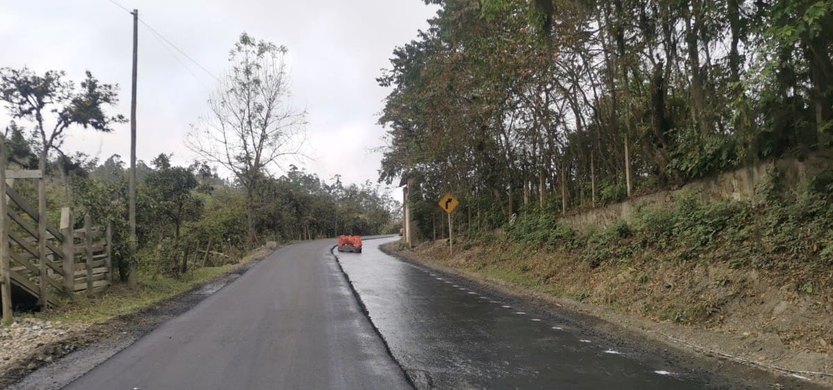 CundinamarcaGob's tweet photo. #FelizJueves☀️|La Troncal del Guavio con una inversión de $74.000millones va con un 60%de avance,desde @ICCUGOB adelantamos la construcción de cunetas, además de la instalación de mezcla asfáltica, completando un total7.900metros lineales de pavimento. #Plan500 #RegiónQueProgresa https://t.co/iKULc6yv5Z