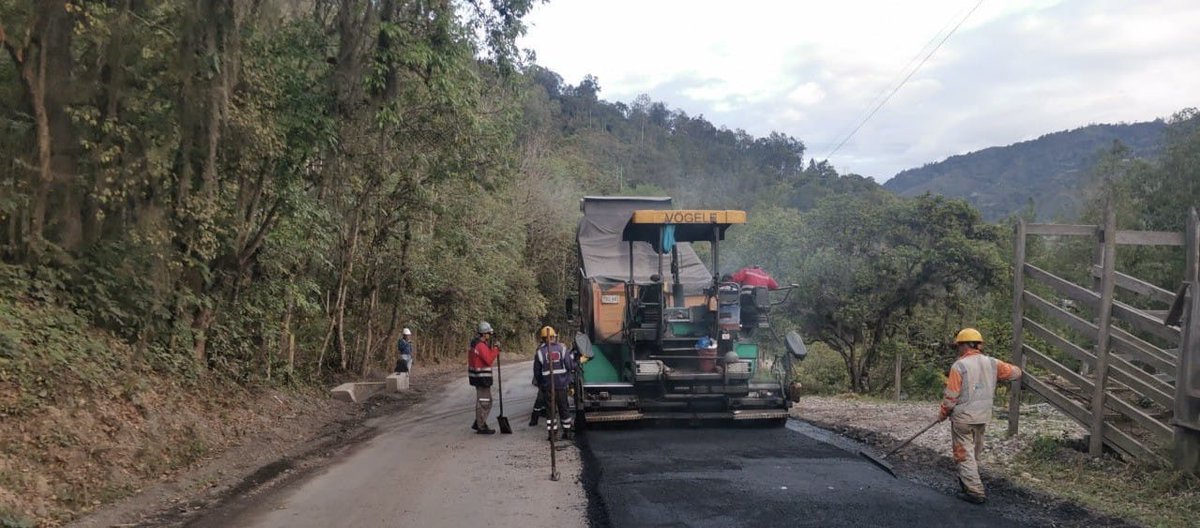CundinamarcaGob's tweet photo. #FelizJueves☀️|La Troncal del Guavio con una inversión de $74.000millones va con un 60%de avance,desde @ICCUGOB adelantamos la construcción de cunetas, además de la instalación de mezcla asfáltica, completando un total7.900metros lineales de pavimento. #Plan500 #RegiónQueProgresa https://t.co/iKULc6yv5Z