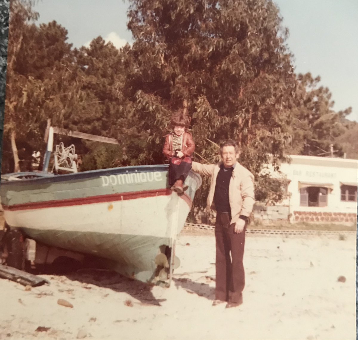 🕰️⚽️✨ De supporter à directeur, je rends hommage à mon grand-père qui m'a transmis sa passion du #foot.
Ce calendrier du <a href="/SCBastia/">SC Bastia</a>, conservé dans son bar au village, gardien silencieux depuis 30 ans, est une fenêtre ouverte sur le passé, une capsule temporelle d'émotions.