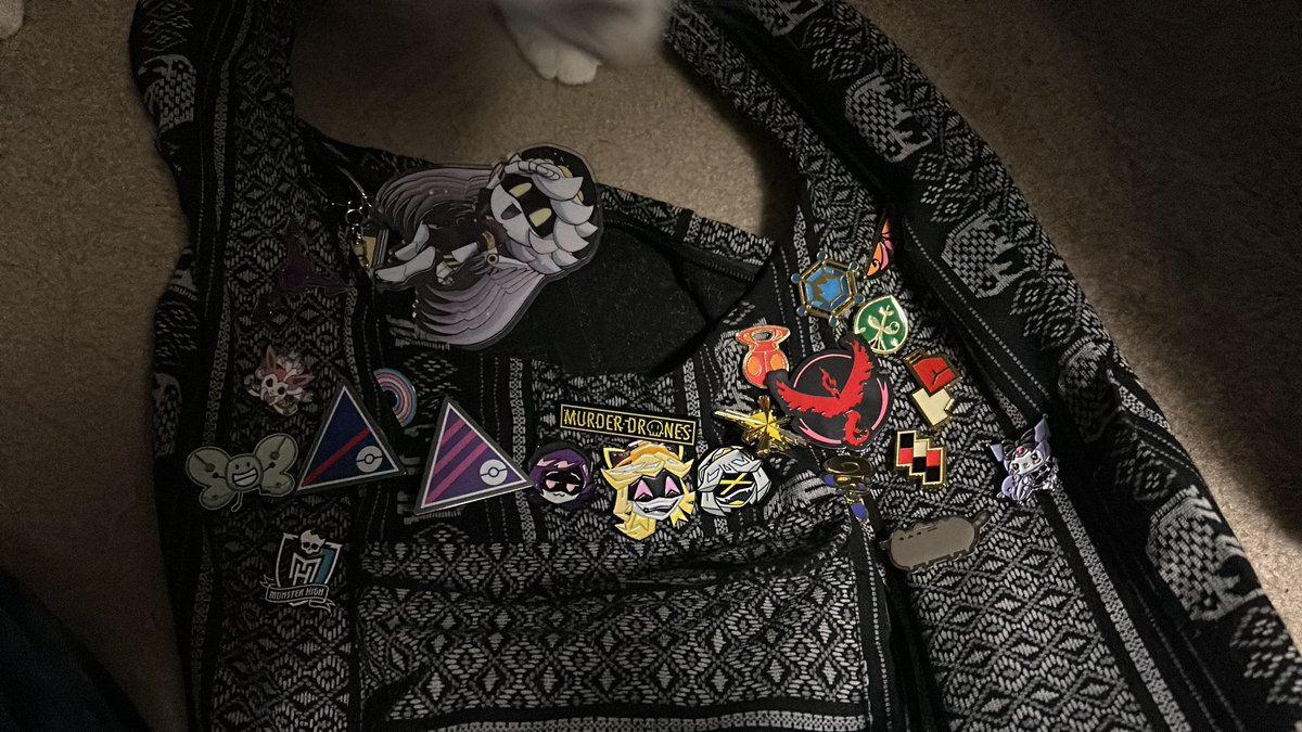 insanitytested's tweet photo. @EVILLYSOCIAL https://t.co/a2r9Ar6ghN

my bot pin went straight on my purse ! right beside my league badges <3 https://t.co/ezpZx38641