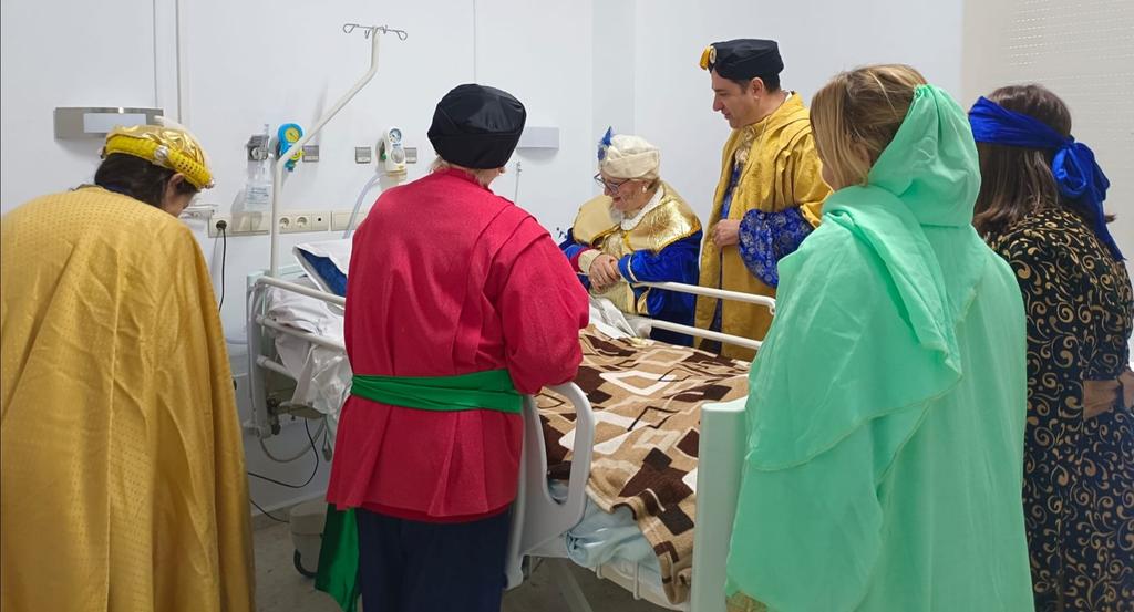 AGSSurSevilla's tweet photo. 🌟🏨Manaña de ilusión navideña vivida en el HARE de #MoróndelaFrontera con la visita del #CarteroReal. Pacientes, familiares, niños y profesionales lo han celebrado junto a los abuelos de la residencia municipal

#Navidad
#HumanizAGSSurSevilla https://t.co/IpbOGyXRJ9