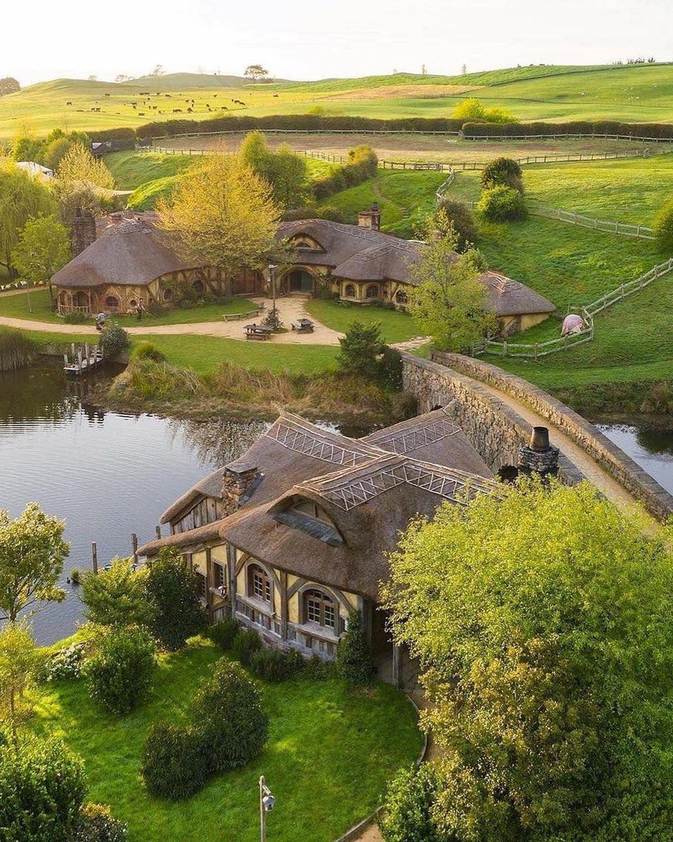 nritravelogue's tweet photo. Amidst lush greenery, the quaint cottages of Hobbiton in New Zealand come to life, transporting you into the magical world of Middle-earth. 🏡🌿 #Hobbiton #NewZealand #MiddleEarthMagic #GreenCottages https://t.co/0Q9z5PNhB9