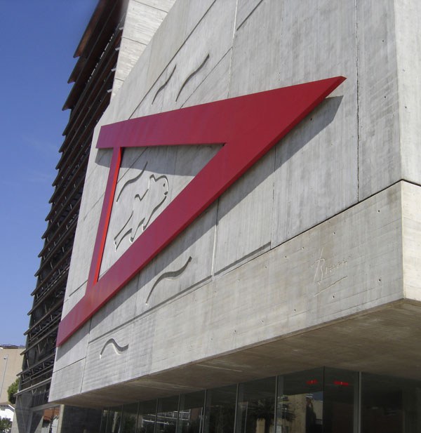 "A reclinada com a expressió d'humilitat; A, primera lletra de l'abecedari, porta d'entrada a la cultura; A d'Ajuntament, primera institució de la ciutat; A d'afecte que va dir que sentia per la nostra ciutat; A que tant estimava Brossa perquè deia, era el símbol més humà» 1/4