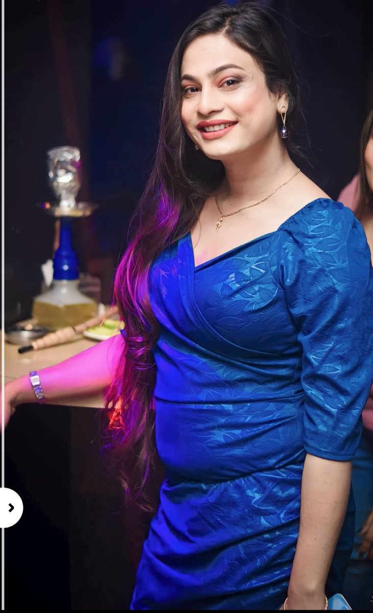 Ikki siam egizaklari echkini emishmoqda (porno)