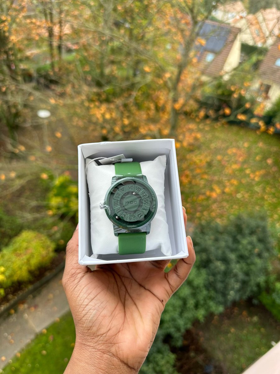 TataFanny16's tweet photo. L’originalité de cette montre ne cessera pas de me surprendre
Montre DOM . 
Sa particularité son cadran. Les aiguilles sont des boules d’aimants.
Disponibilité : Uniquement en Précommande.
Prix: 25.000 Fcfa 
Contact : 697820970 https://t.co/YsDH12VGF5