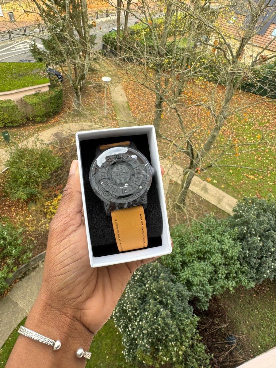 TataFanny16's tweet photo. L’originalité de cette montre ne cessera pas de me surprendre
Montre DOM . 
Sa particularité son cadran. Les aiguilles sont des boules d’aimants.
Disponibilité : Uniquement en Précommande.
Prix: 25.000 Fcfa 
Contact : 697820970 https://t.co/YsDH12VGF5