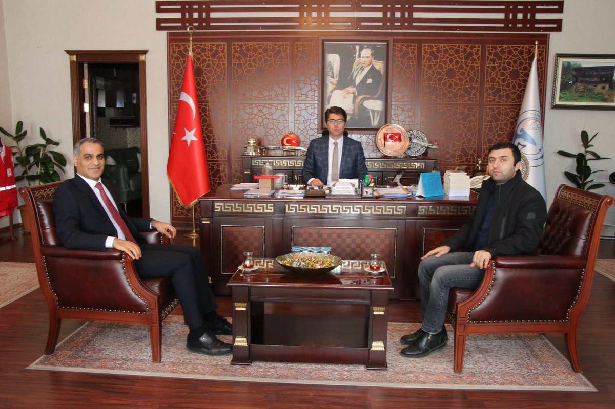 erciskaymakamlk's tweet photo. Türk Telekom İl Müdürü Özcan ÖZKAN ve Haşim ELMAS Kaymakamımız Sn. Murat KARALOĞLU’nu ziyaret etti. Ziyaretten duyduğu memnuniyeti ifade eden Kaymakamımız Sn. Murat KARALOĞLU kendilerine teşekkür etti.
@karaloglu_murat https://t.co/kBykEe3gim