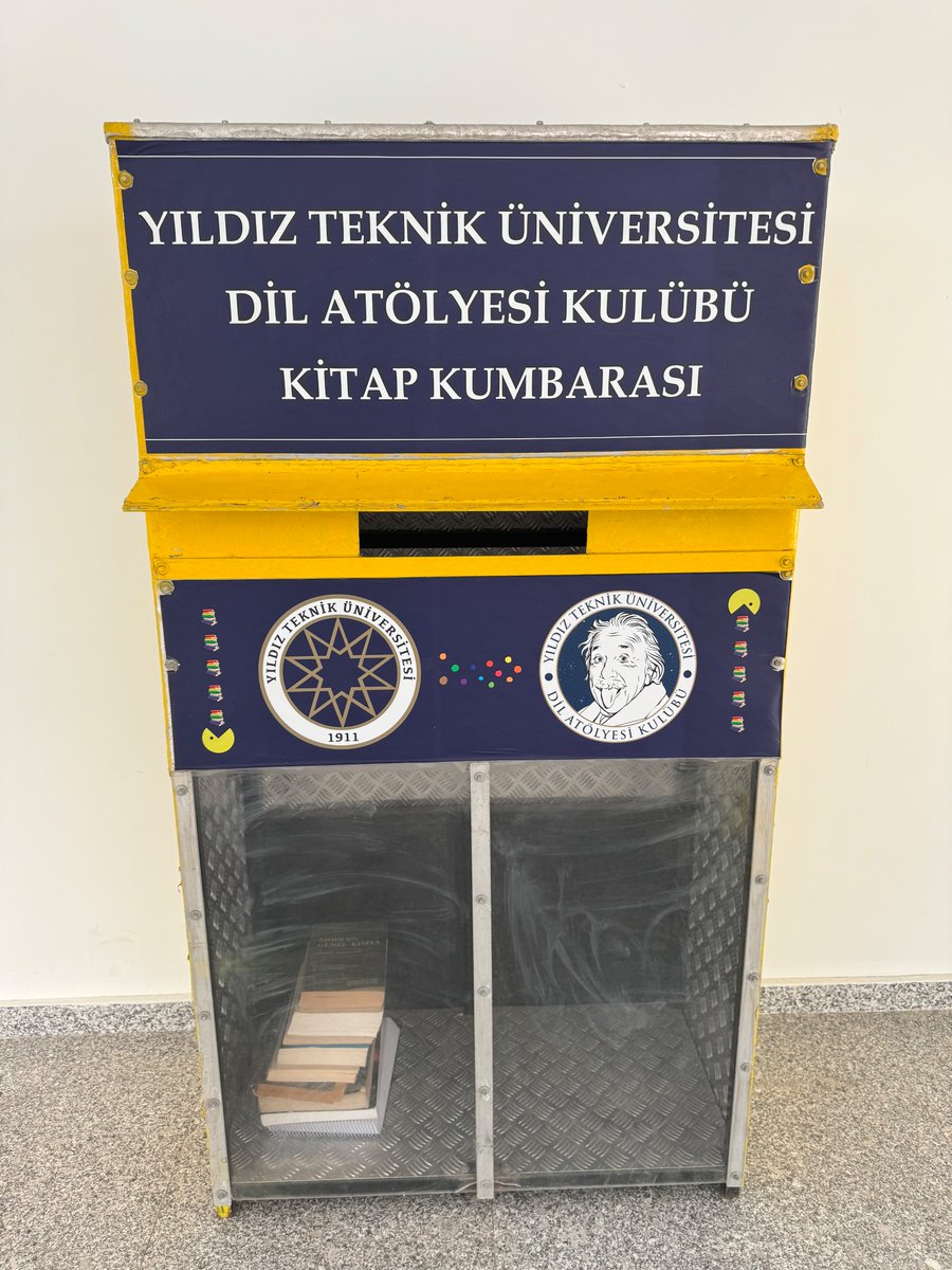 dilakademisii's tweet photo. Kumbaramızı yeni yeri Elektrik-Elektronik Fakültesi girişine ulaştırdık. İki kumbaramızdan birine ev sahipliğinde destekleri için @ytueef yönetimine ve diğer kumbaramıza ev sahipliği yapan @yildizegitim 'e çok teşekkür ederiz. Bir kitapla yüreklere dokunmanız için bekliyoruz. 😊 https://t.co/HmzMtusckZ
