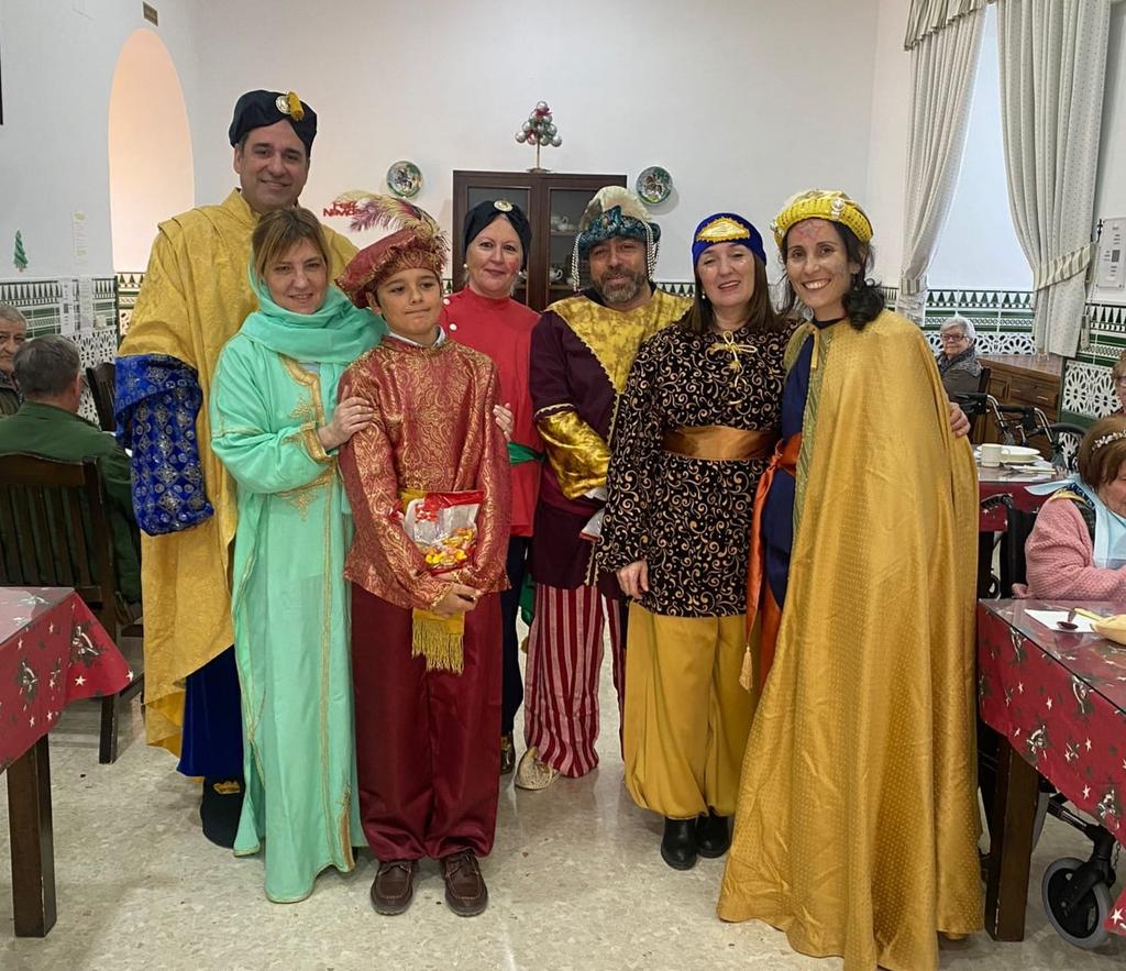 AGSSurSevilla's tweet photo. 🌟🏨Manaña de ilusión navideña vivida en el HARE de #MoróndelaFrontera con la visita del #CarteroReal. Pacientes, familiares, niños y profesionales lo han celebrado junto a los abuelos de la residencia municipal

#Navidad
#HumanizAGSSurSevilla https://t.co/IpbOGyXRJ9