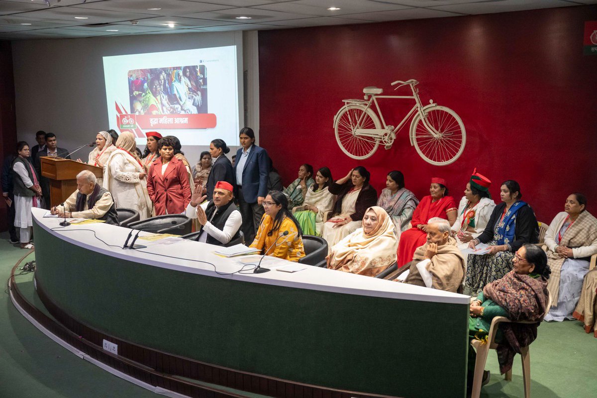 yadavakhilesh's tweet photo. PDA में ‘A’ का मतलब हम ‘आधी आबादी’ भी मानते हैं।

नारी का मान बचाना है
भाजपा को हटाना है!!! https://t.co/bcDT05sKFK
