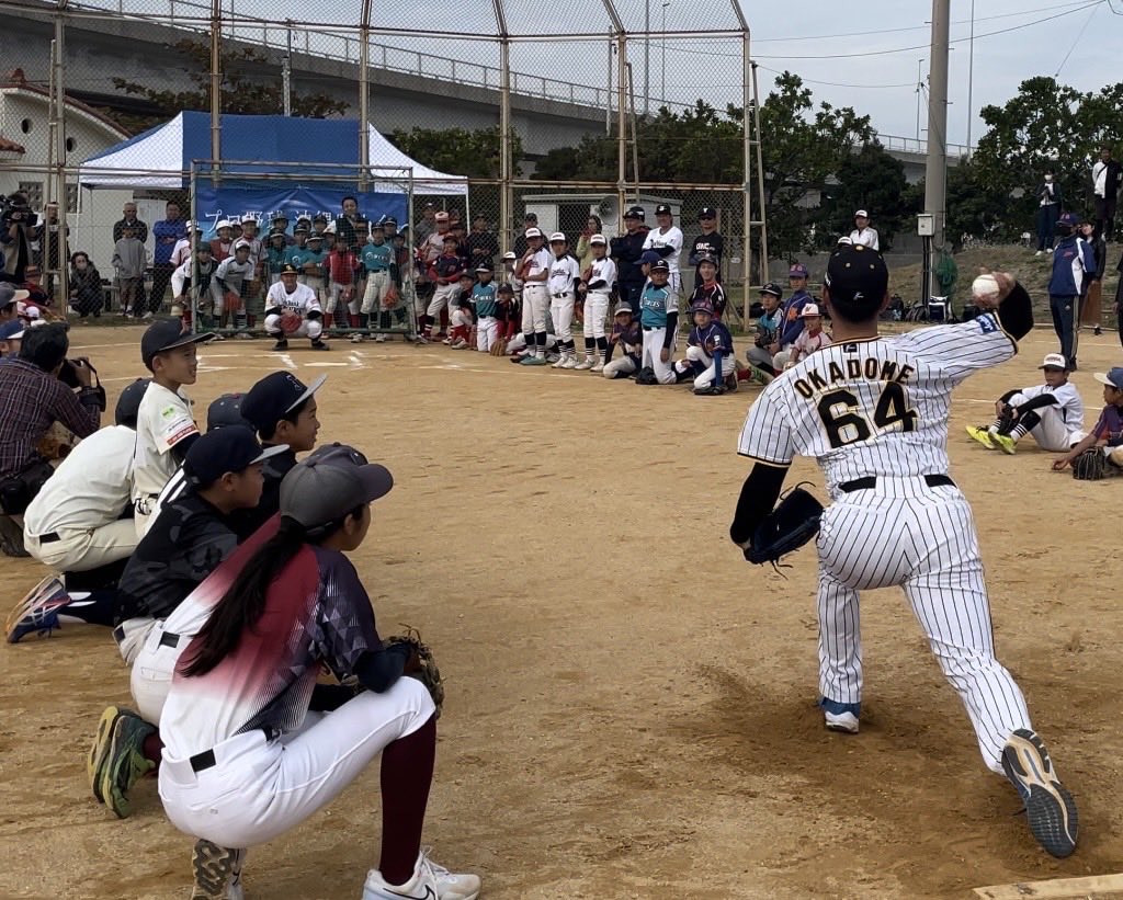 ProBSBOkinawa's tweet photo. プロ野球沖縄県人会
今年初参加の阪神タイガースの岡留投手！
日本一のチームの投手からのアドバイスに目を輝かせてました🤩

#プロ野球沖縄県人会
#又吉克樹
#岡留英貴
#嶺井博希
#大城滉二
#宜保翔
#仲地礼亜 https://t.co/earlzDxYia