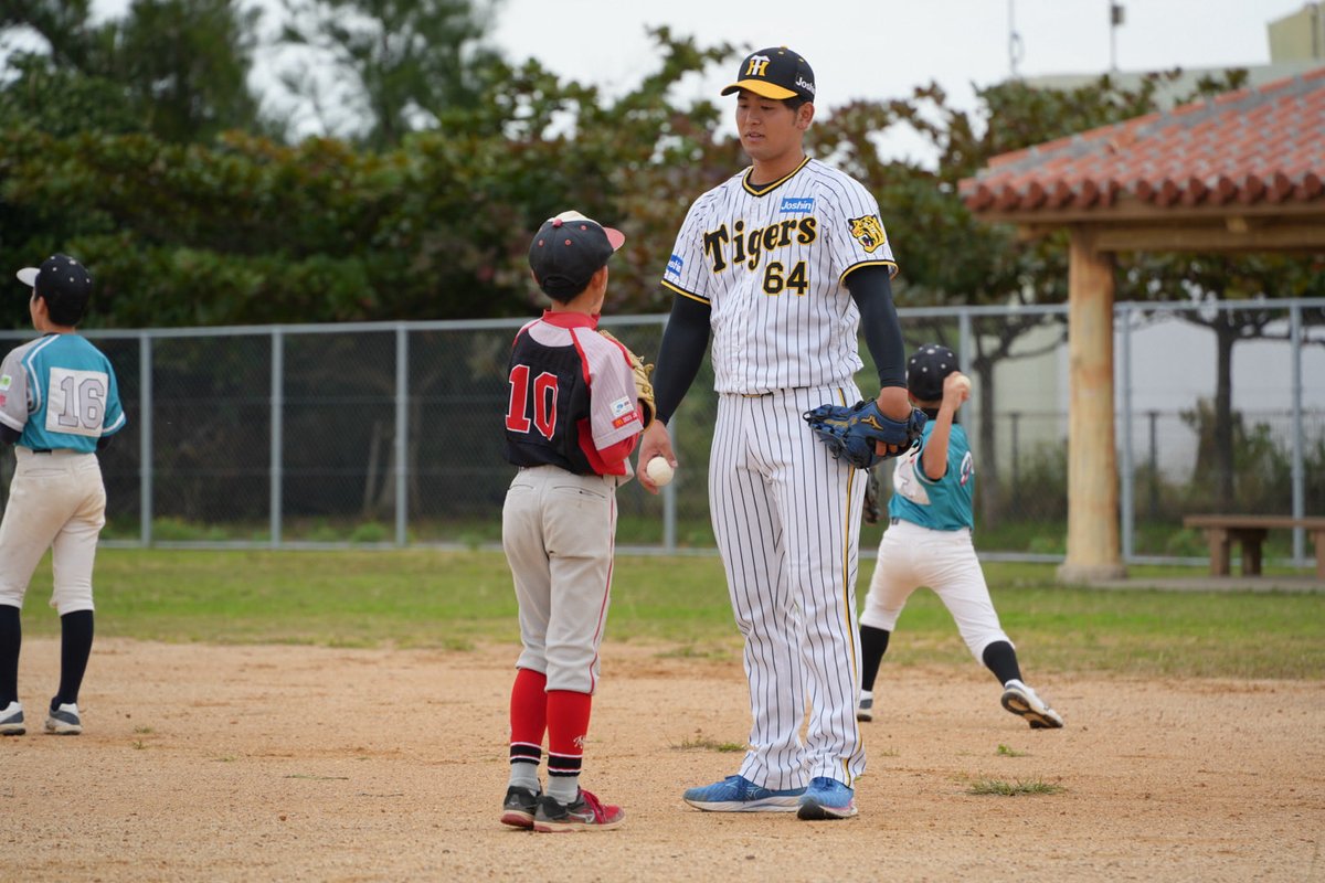 ProBSBOkinawa's tweet photo. プロ野球沖縄県人会
今年初参加の阪神タイガースの岡留投手！
日本一のチームの投手からのアドバイスに目を輝かせてました🤩

#プロ野球沖縄県人会
#又吉克樹
#岡留英貴
#嶺井博希
#大城滉二
#宜保翔
#仲地礼亜 https://t.co/earlzDxYia