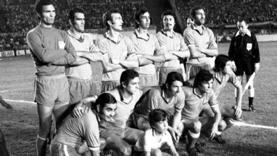 VSportsTM's tweet image. Un 28 de diciembre, pero de 1971, Nacional 🇺🇾 se consagraba campeón intercontinental 🏆 por primera vez. Fue 2-1 en la definición contra Panathinaikos, con doblete de Luis Artime, quien también había anotado en la ida. Al cuadro griego lo dirigía un tal Ferenc Puskás.