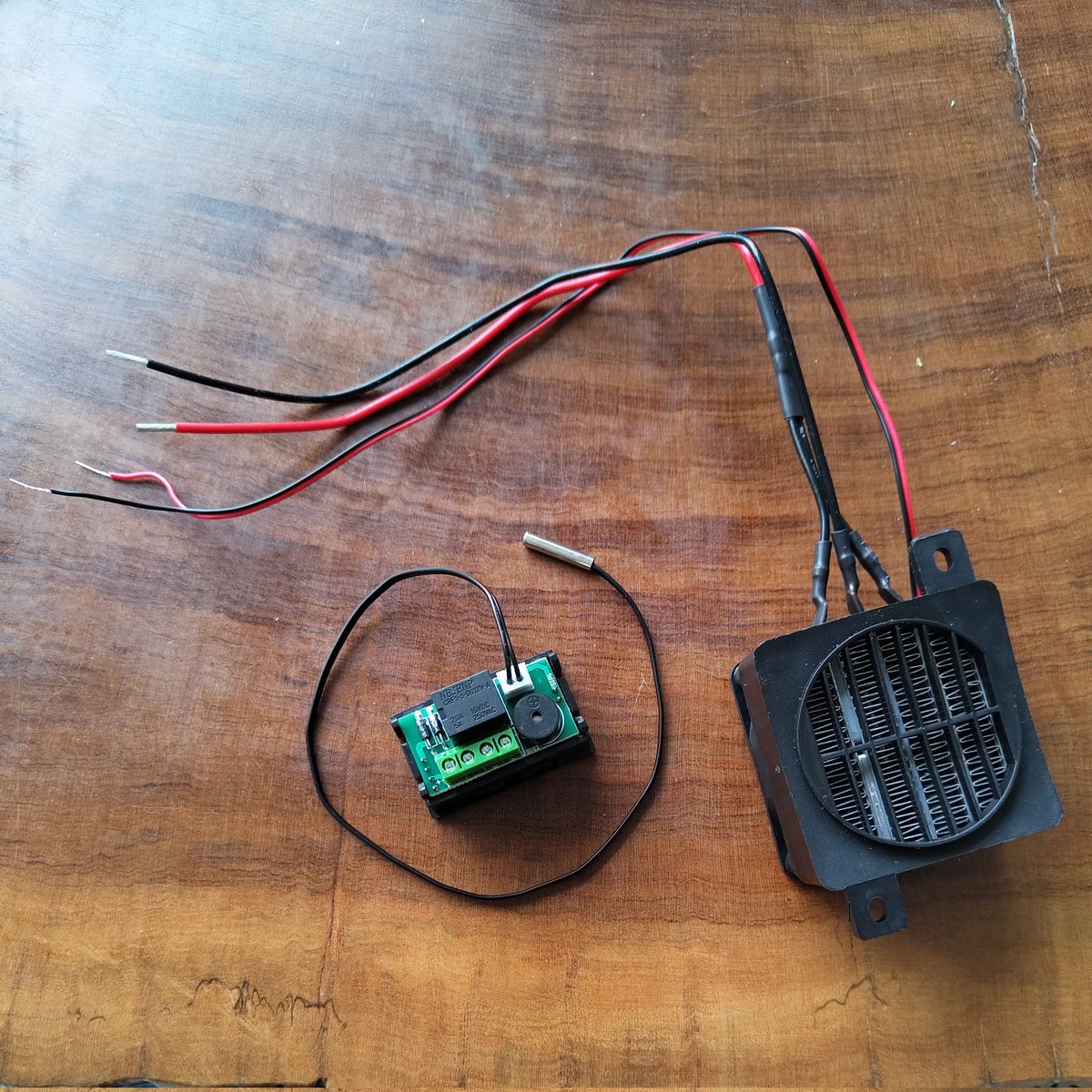 consoledated's tweet photo. Parts arrived to upgrade the #retrobright vapor box. A thermostat and a heater with fan. Set the thermostat to heat until 45C. Hopefully this will make the vapor method a bit more effective.
#retrorevival #retromodding https://t.co/QzefRg5pJr