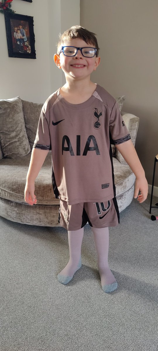 razza_mattaz's tweet photo. @Madders10 Ronny is looking forward to seeing you back playing. Absolutely loves his new kit #COYS #THFC https://t.co/BP0bTX31UW