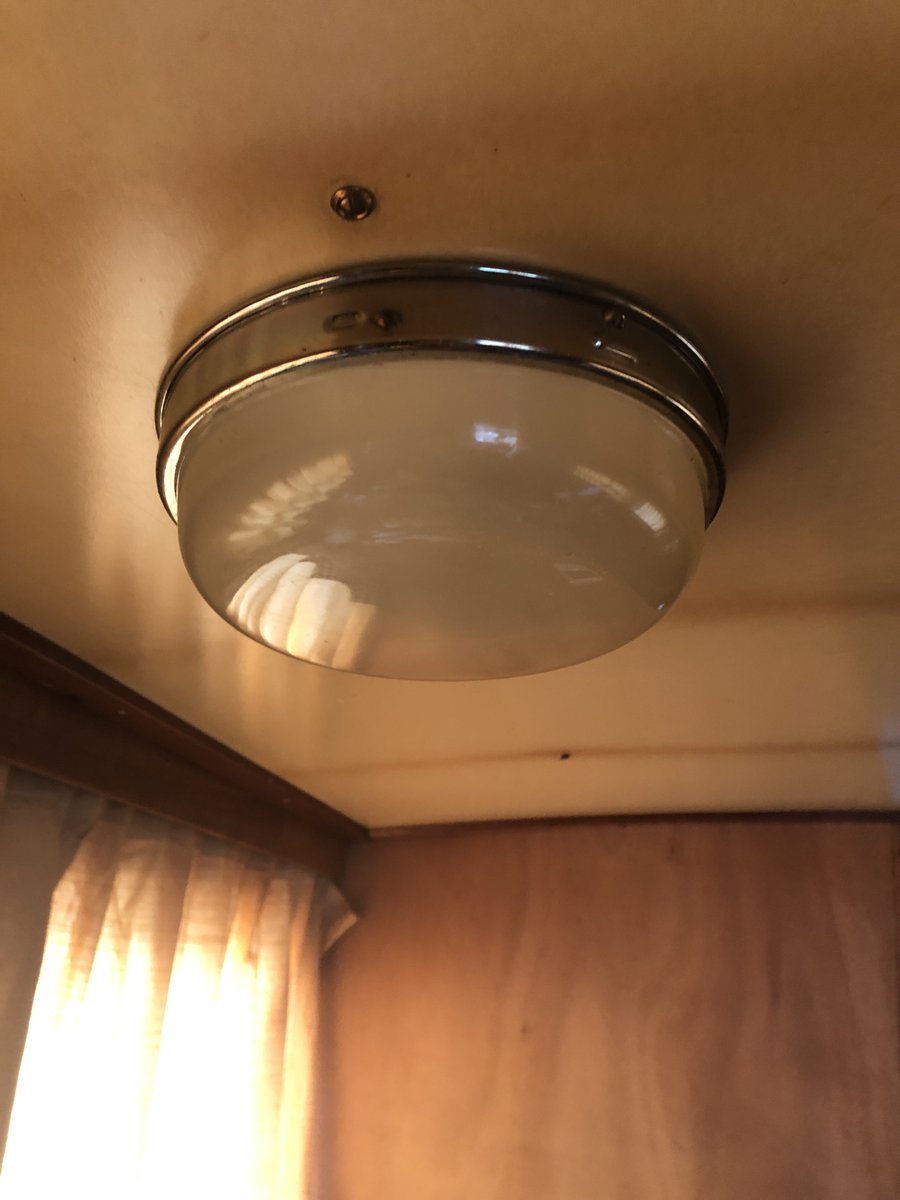 PeeNee2's tweet photo. Heeft/weet iemand toevallig een dergelijke glazen kap voor een (scheeps)plafondlamp uit ± 1960? Diameter 20 cm.
Bij het vervangen van gloei- door LED-lampen uit mijn handen gekletterd ☹️ Er hangen er nog 2 dus ik wil liever geen ander model.
Tips welkom. https://t.co/2rCLBBpfmZ