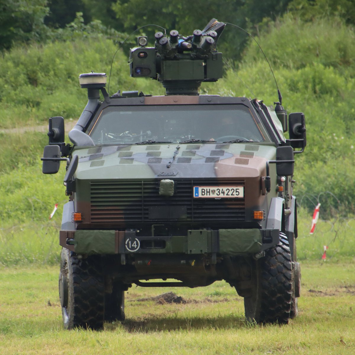 Doppeladler's tweet photo. Allschutzfahrzeug DINGO 2A3 PatSi des Bundesheeres. Patrouillen- und Sicherungsfahrzeug von KNDS mit Waffenstation WS4 Panther von ESL-AIT. #Bundesheer #Dingo2 #KNDS #KMW
📷 https://t.co/46JVcwqQe3 https://t.co/EGJVujqqUv