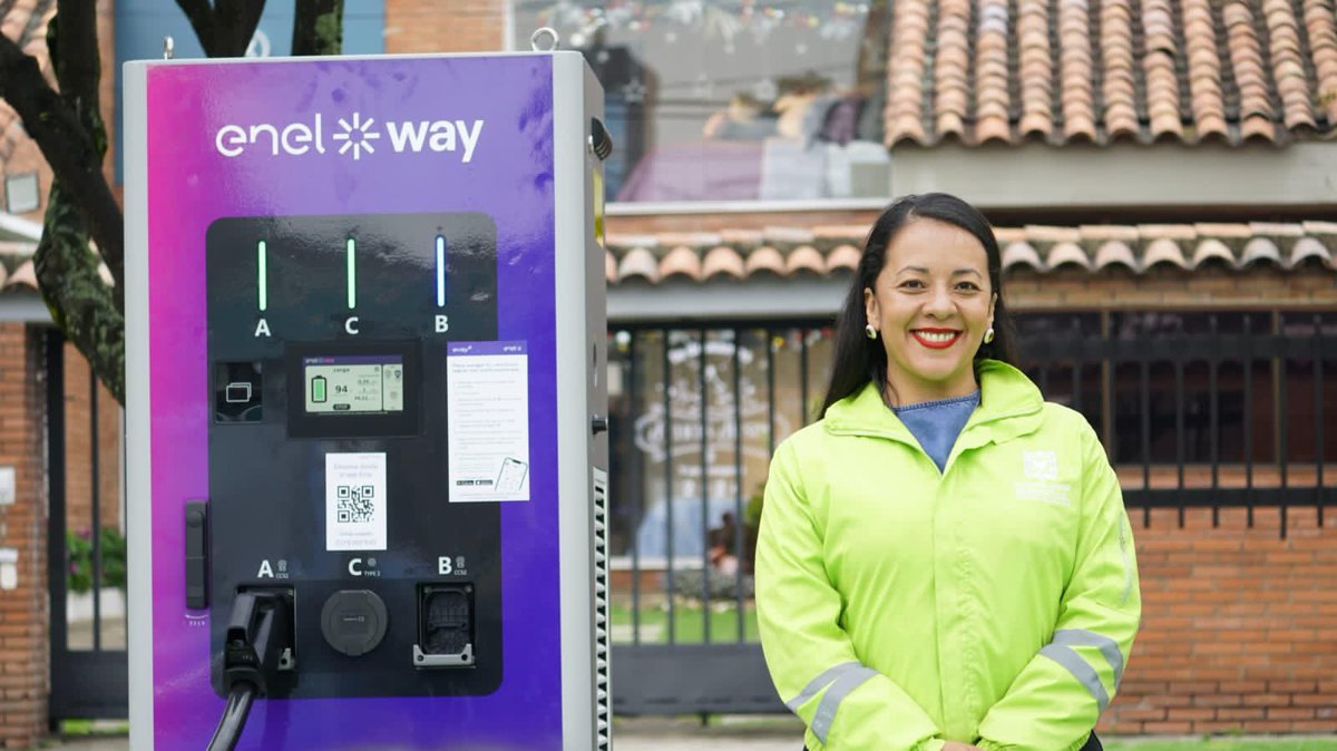 Deyaniravilam's tweet photo. Buenas noticias: @SectorMovilidad, @LaRolitaBog y @EnelColombia nos hemos unido para implementar la primera red de cargadores públicos para carros eléctricos, un paso fundamental para avanzar hacia una movilidad más sostenible, descarbonizada y amigable con el medio ambiente. https://t.co/HHGzM72JVx