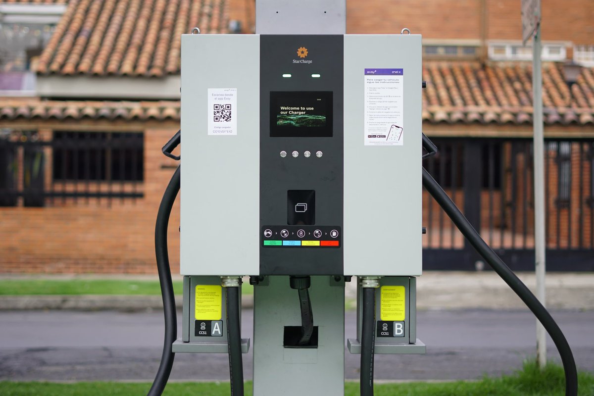 Deyaniravilam's tweet photo. Buenas noticias: @SectorMovilidad, @LaRolitaBog y @EnelColombia nos hemos unido para implementar la primera red de cargadores públicos para carros eléctricos, un paso fundamental para avanzar hacia una movilidad más sostenible, descarbonizada y amigable con el medio ambiente. https://t.co/HHGzM72JVx