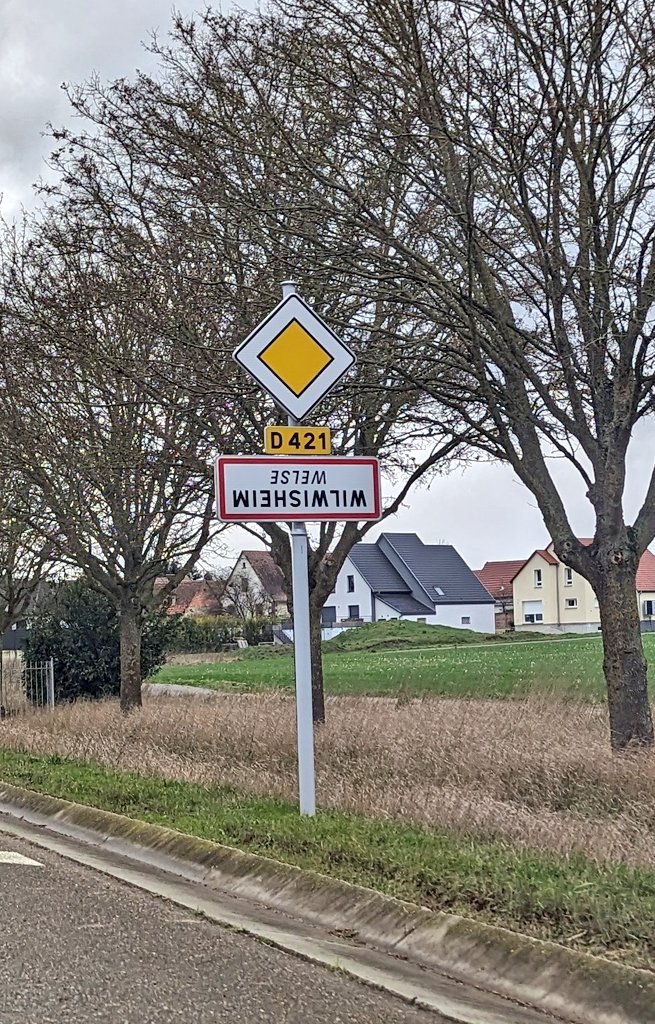 L'Alsace ça doit être la seule région de France où les noms des villes ne sont pas plus compliqués à lire quand le panneau est à l'envers que quand il est à l'endroit.