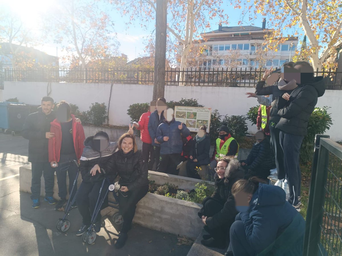UdcChamartin's tweet photo. Instalamos el tercer #OasisDeMariposas en @DownMadrid 😍🦋🐛ahora toca esperar a que vengan y aprender a identificarlas gracias a la colaboración de @asocZERYNTHIA💚🤗@JMDChamartin  @MADRID  @AsocElOlivar https://t.co/0gYGrD4qSO