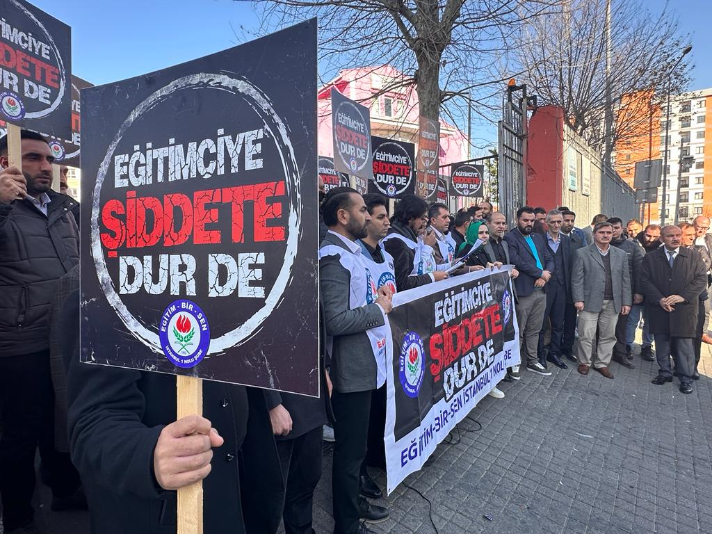 mukreminkose's tweet photo. Eğitimcilere Yönelik Şiddete Dur Demek İçin  Bağcılar Hasan Kağnıcı İlkokulu önünde basın açıklaması yaptık.
Kısa bir süre  önce Başakşehir Hacı Ali İlkokulu'nda  bayan öğretmenimize yönelik saldırının  şokunu atlatamadan bu kez de Bağcılar ilçemizde  Hasan Kağnıcı İlkokulun'da  okul müdürümüze yönelik saldırıda bulunulmuştur.
Sabah saatlerinde Hasan Kağnıcı ilkokulu   müdürü velilerin ve öğrencilerin gözü önünde  bir veli tarafından tartaklanmış ve  okul müdürünün  telefonu elinden zorla elinden alınıp birkaç kez yere fırlatılmış , ayakları altında ezilmiştr.
Buradan yetkililere çağrıda bulunuyoruz. Şiddete karşı yasal düzenleme istiyoruz .eğitim ve öğretim hizmeti sunumu esnasında veya verilen eğitim ve öğretim hizmetinden kaynaklanan nedenlerle eğitim çalışanlarına karşı cebir, şiddet veya tehdit kullanan kişilere yönelik hapis cezası verilmesi yönünde  çalışmaların bir an önce başlatılmasını istiyoruz.  Eğitimciler olarak sesimizin duyulmasını, mesajlarımızın alınmasını, şiddete çözümün artık ertelenmemesini, mesleğimizin daha fazla örselenmemesini istiyoruz

Bütün gücümüzle arkadaşlarımızın yanında olacak ve arkadaşlarımızın uğradığı şiddetin takipçisi olacağız.
Şiddete maruz kalan bütün öğretmenlerimize tekrar geçmiş olsun dileklerimizi iletiyor, öğretmenleri hedef alan bu menfur saldırıları kınıyor; kamuoyunu sorumlu, yetkilileri ise duyarlı davranmaya davet ediyoruz.
Basın açıklamızda bizleri yalnız bırakmayan;üyelerimize ,velilerimize 
basın mensuplarına , emniyet yetkililerine  teşekkür ederiz.
@EgitimBirSen 
@_aliyalcin_ 
@tcmeb 
@Yusuf__Tekin 
@ebsistanbul1
