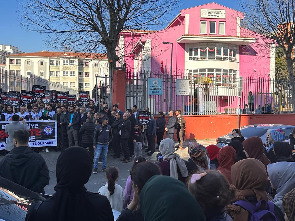 Eğitimcilere Yönelik Şiddete Dur Demek İçin  Bağcılar Hasan Kağnıcı İlkokulu önünde basın açıklaması yaptık.
Kısa bir süre  önce Başakşehir Hacı Ali İlkokulu'nda  bayan öğretmenimize yönelik saldırının  şokunu atlatamadan bu kez de Bağcılar ilçemizde  Hasan Kağnıcı İlkokulun'da