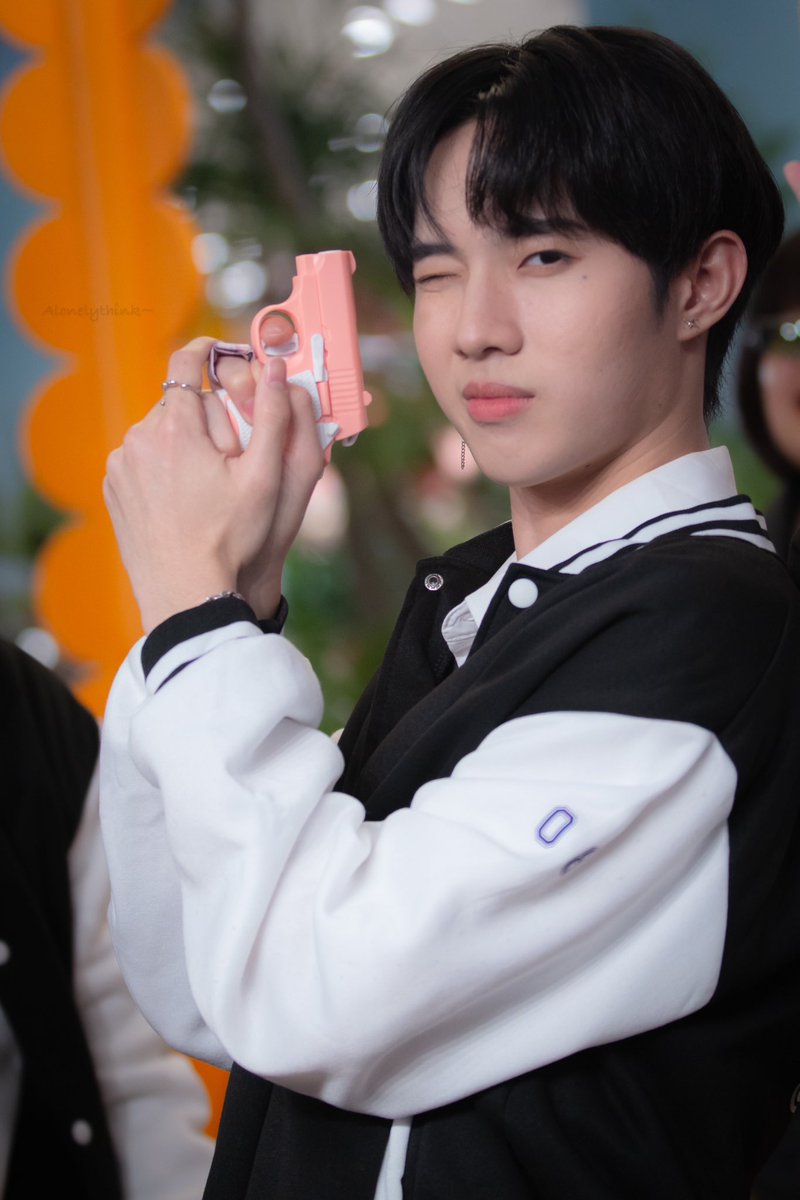 Alonelythink's tweet photo. รับบทสายลับ 1 🤣🤏🏻 @teerex_knk 

#teerex_knk
#PowerMallxUU
#UUofficial https://t.co/okSFfclsu8