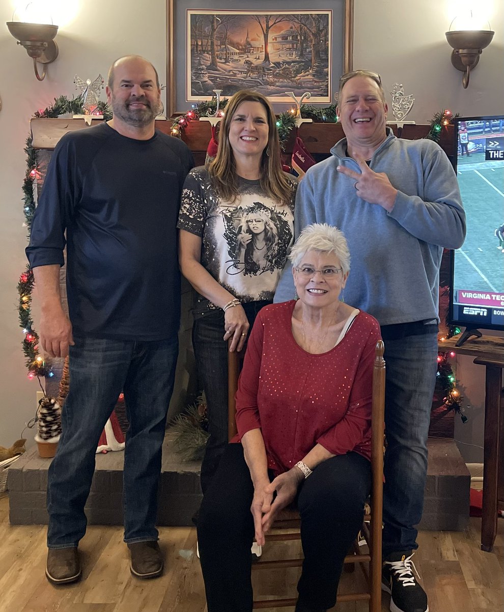 AmyMarek2's tweet photo. Merry Christmas from our little family! https://t.co/SV3CqoUp3k