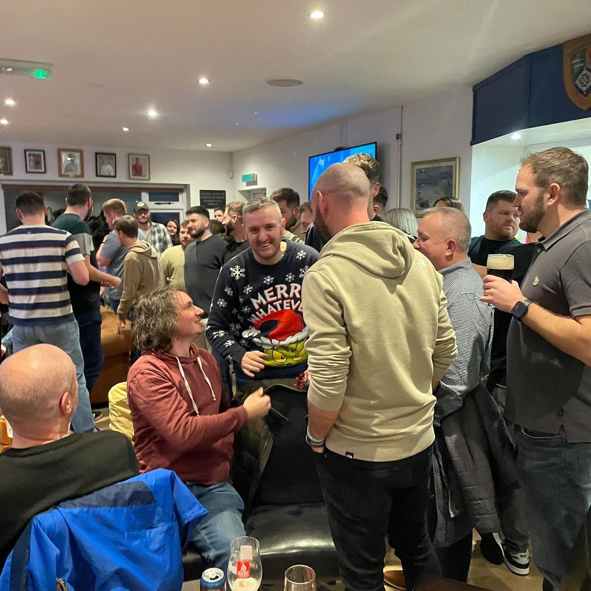 CPDDrefach's tweet photo. 𝗪𝗛𝗔𝗧 𝗔 𝗗𝗔𝗬❤️

Under 25’s 🆚 Over 25’s was an entertaining 5-5 draw, club was absolutely packed and the 🎯 was brilliant! 

Topped off with unbelievable 𝗟𝗜𝗩𝗘 music with over £3,000 raised for Will and his family. Amazing support❤️

🟡🔵 | #WeAreDrefach #NiYwDrefach https://t.co/gJHofbl68H