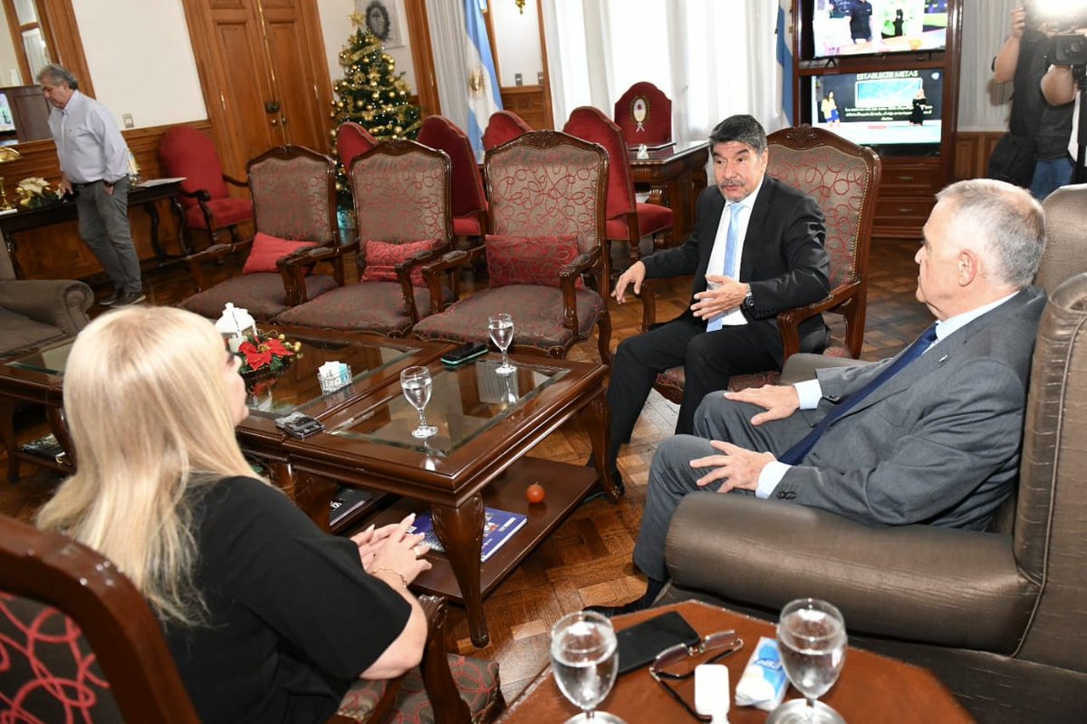 OsvaldoJaldo's tweet photo. 𝗖𝗮𝘀𝗮 𝗱𝗲 𝗚𝗼𝗯𝗶𝗲𝗿𝗻𝗼 | A pocos días de que termine este año, nos reunimos con el vicegobernador Miguel Acevedo y la intendenta de San Miguel de Tucumán, @RossanaChahla. En un encuentro productivo, abordamos la situación nacional que impacta directamente en nuestra provincia y municipio.

✍🏻 Juntos, hicimos un balance detallado de lo que hemos logrado hasta el momento en nuestra gestión, evaluando cada paso dado para mejorar la calidad de vida de las y los tucumanos. En este contexto desafiante, la colaboración entre el gobierno provincial y la municipalidad es más vital que nunca.

☑️ Nuestro objetivo es claro: aunar acciones, analizar el panorama a futuro y delimitar medidas concretas que resguarden la seguridad y el bienestar de cada habitante de nuestra querida provincia.

🤝🏼 Esta reunión no solo fue un espacio de diálogo sino también un compromiso renovado con la transparencia y la cooperación. Creemos firmemente que enfrentando los desafíos de manera unida, podemos superar cualquier situación que se presente en nuestro camino.

🫂 Agradecemos la confianza de todas y todos, y reafirmamos nuestro compromiso de trabajar incansablemente por un Tucumán mejor.