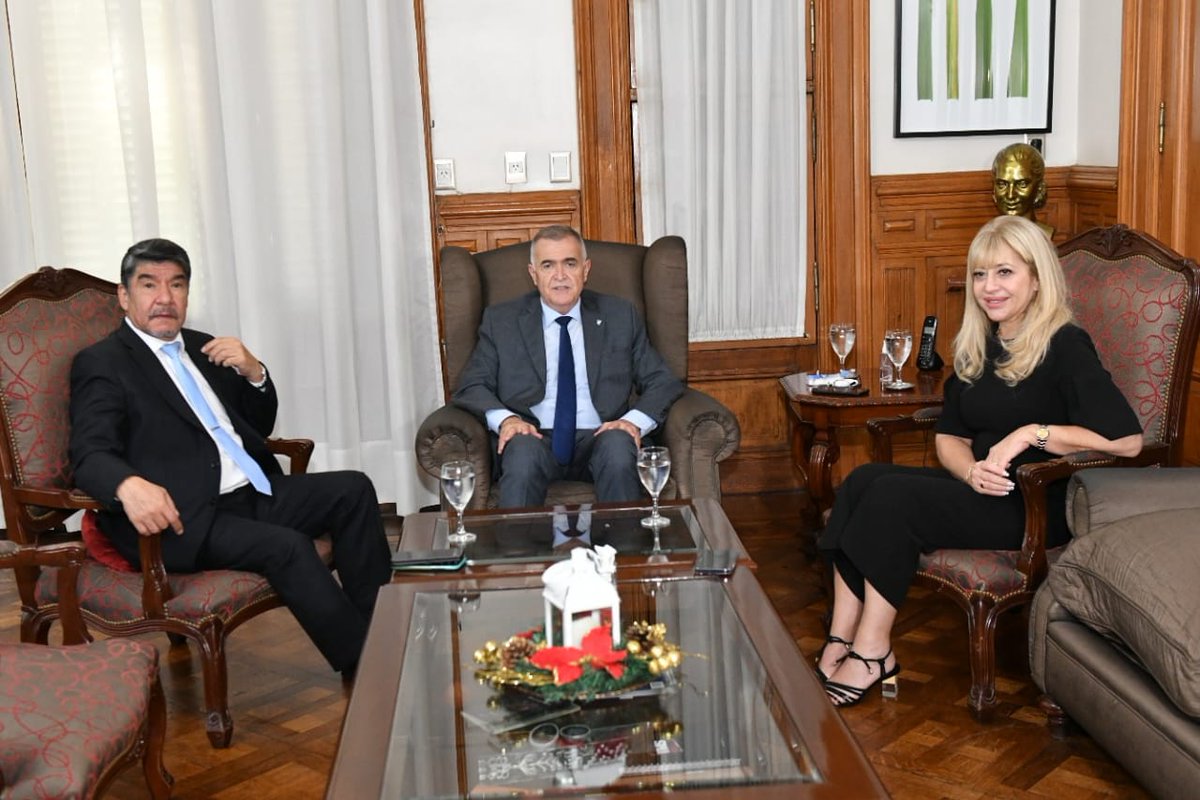 OsvaldoJaldo's tweet photo. 𝗖𝗮𝘀𝗮 𝗱𝗲 𝗚𝗼𝗯𝗶𝗲𝗿𝗻𝗼 | A pocos días de que termine este año, nos reunimos con el vicegobernador Miguel Acevedo y la intendenta de San Miguel de Tucumán, @RossanaChahla. En un encuentro productivo, abordamos la situación nacional que impacta directamente en nuestra provincia y municipio.

✍🏻 Juntos, hicimos un balance detallado de lo que hemos logrado hasta el momento en nuestra gestión, evaluando cada paso dado para mejorar la calidad de vida de las y los tucumanos. En este contexto desafiante, la colaboración entre el gobierno provincial y la municipalidad es más vital que nunca.

☑️ Nuestro objetivo es claro: aunar acciones, analizar el panorama a futuro y delimitar medidas concretas que resguarden la seguridad y el bienestar de cada habitante de nuestra querida provincia.

🤝🏼 Esta reunión no solo fue un espacio de diálogo sino también un compromiso renovado con la transparencia y la cooperación. Creemos firmemente que enfrentando los desafíos de manera unida, podemos superar cualquier situación que se presente en nuestro camino.

🫂 Agradecemos la confianza de todas y todos, y reafirmamos nuestro compromiso de trabajar incansablemente por un Tucumán mejor.