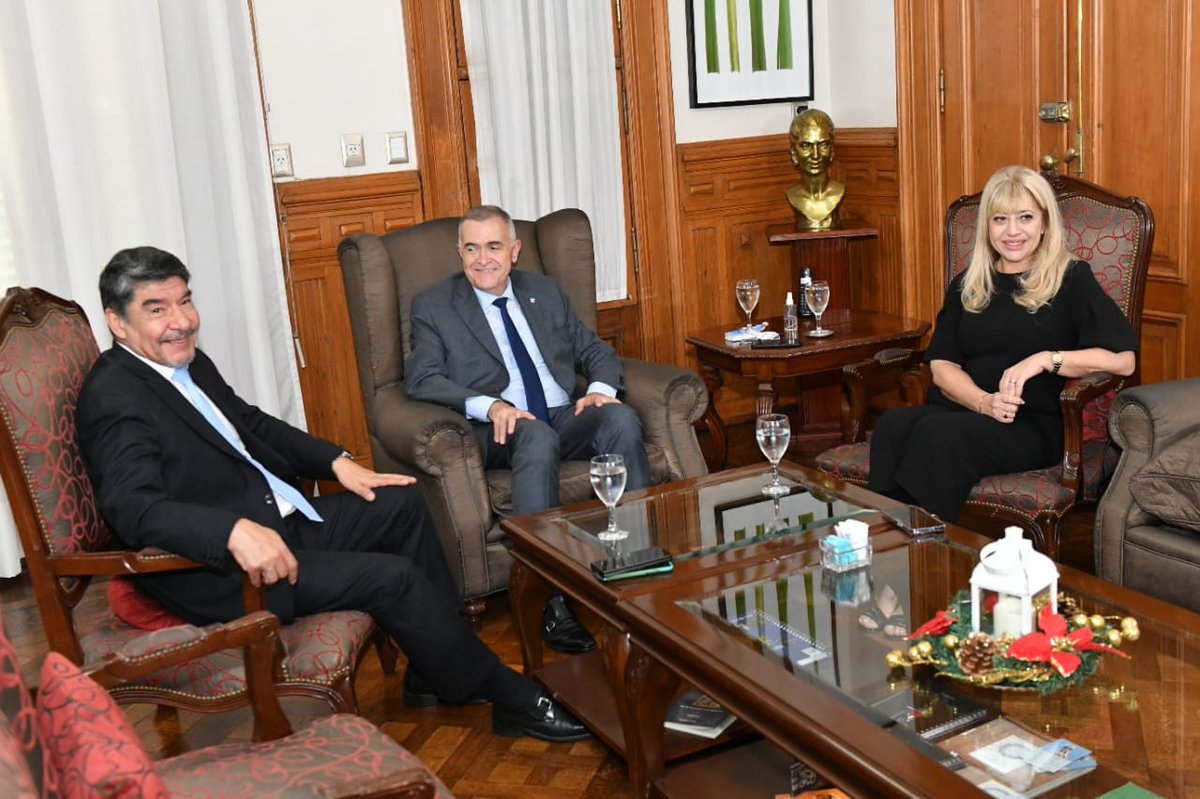 OsvaldoJaldo's tweet photo. 𝗖𝗮𝘀𝗮 𝗱𝗲 𝗚𝗼𝗯𝗶𝗲𝗿𝗻𝗼 | A pocos días de que termine este año, nos reunimos con el vicegobernador Miguel Acevedo y la intendenta de San Miguel de Tucumán, @RossanaChahla. En un encuentro productivo, abordamos la situación nacional que impacta directamente en nuestra provincia y municipio.

✍🏻 Juntos, hicimos un balance detallado de lo que hemos logrado hasta el momento en nuestra gestión, evaluando cada paso dado para mejorar la calidad de vida de las y los tucumanos. En este contexto desafiante, la colaboración entre el gobierno provincial y la municipalidad es más vital que nunca.

☑️ Nuestro objetivo es claro: aunar acciones, analizar el panorama a futuro y delimitar medidas concretas que resguarden la seguridad y el bienestar de cada habitante de nuestra querida provincia.

🤝🏼 Esta reunión no solo fue un espacio de diálogo sino también un compromiso renovado con la transparencia y la cooperación. Creemos firmemente que enfrentando los desafíos de manera unida, podemos superar cualquier situación que se presente en nuestro camino.

🫂 Agradecemos la confianza de todas y todos, y reafirmamos nuestro compromiso de trabajar incansablemente por un Tucumán mejor.