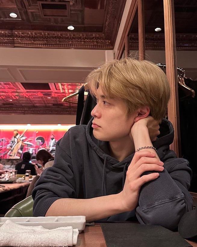 zero__5420's tweet photo. "헐 뭐야 직원 개존잘"

-"넌 남친을 앞에 두고 그런 말이 나오니..."

툭 튀어나와 버린 말로 시작된 파리에서의 싸움 https://t.co/ywHUaQUoUW