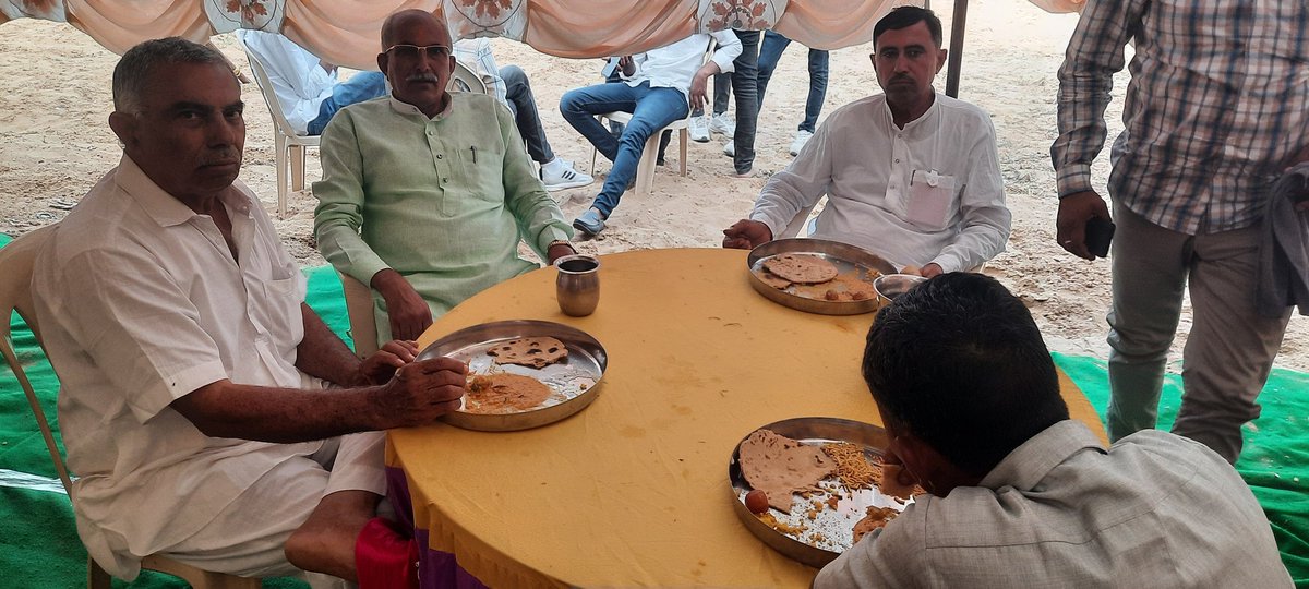 AdvSenior's tweet photo. चतुर आदमी मस्तिष्क में जीता है, हृदय में नहीं , इसलिए चतुर आदमी कभी भी जीवन के आनन्द को अनुभव नहीं कर पाता। हृदय में जीने वाला व्यक्ति उदार होगा, सरल होगा, करूणावान होगा, प्रेमपूर्ण होगा, वो जीवन के प्रत्येक पक्ष को जीयेगा, चाहे दुख हो कि सुख, जीवन की समग्रता को अंगीकार करेग। https://t.co/wnm6bczcLc