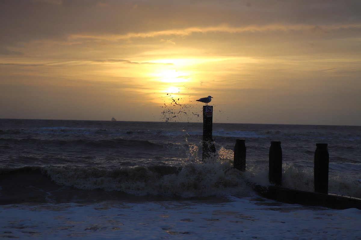 Lovely early morning trip over to Southwold, to catch the beautiful sunrise today. 🌅 @ChrisPage90 @WeatherAisling @bbcweather @itvanglia @suffolksnaps