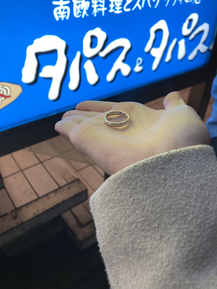 Su_deoxy's tweet photo. 池袋で婚約指輪？が落ちてました！
サンシャイン通り入口のサンリオ専門店前です！
拡散お願いします！
#落し物 
#指輪 https://t.co/QY4hl5mZQY