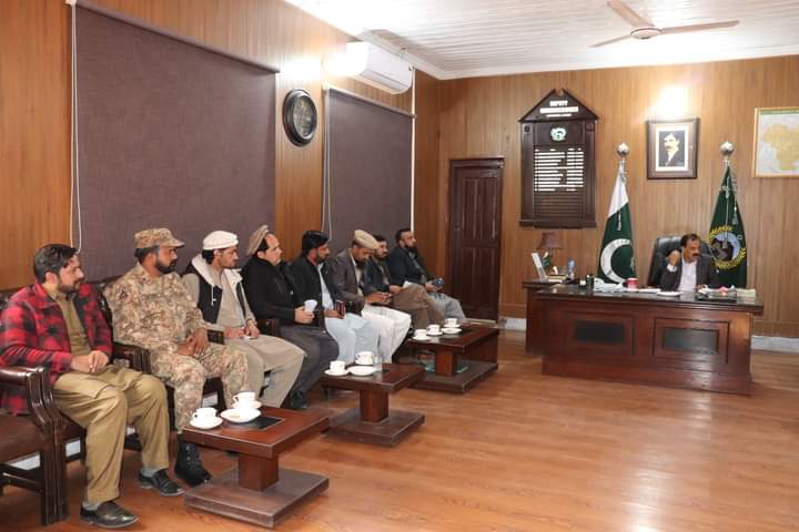 DCLowerKohistan's tweet photo. ڈپٹی کمشنر کوہستان لوئر کی زیر صدارت آمدہ عام انتخابات کی تیاریوں کے حوالے سے اجلاس منعقد ہوا۔ جس میں ضلعی پولیس افسر، ایڈیشنل ڈپٹی کمشنر ، ڈسٹرکٹ الیکشن کمیشنر  اور تمام سیکورٹی اداروں کے نمائندوں نے شرکت کی۔ 
اجلاس میں آمدہ انتخابات کی تیاریوں کے حوالے سے تفصیلی گفتگو کی گئی۔ https://t.co/KuFmBt7n3D