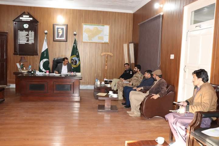 DCLowerKohistan's tweet photo. ڈپٹی کمشنر کوہستان لوئر کی زیر صدارت آمدہ عام انتخابات کی تیاریوں کے حوالے سے اجلاس منعقد ہوا۔ جس میں ضلعی پولیس افسر، ایڈیشنل ڈپٹی کمشنر ، ڈسٹرکٹ الیکشن کمیشنر  اور تمام سیکورٹی اداروں کے نمائندوں نے شرکت کی۔ 
اجلاس میں آمدہ انتخابات کی تیاریوں کے حوالے سے تفصیلی گفتگو کی گئی۔ https://t.co/KuFmBt7n3D