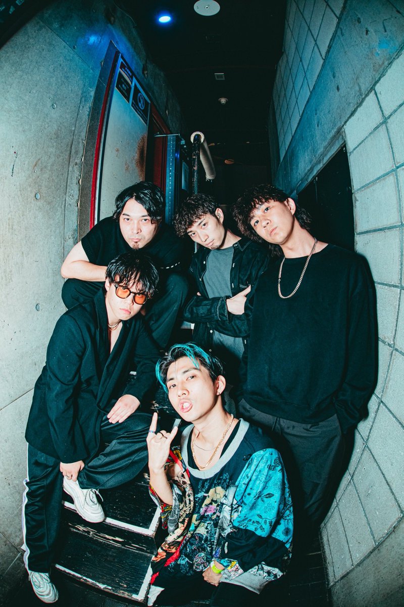 1shine_com's tweet photo. 2023年、ありがとうございました！
1-SHINEは約70本のライブを行いました✊

大規模なワンマンライブや4会場主催サーキットフェス、���の全国ツアーなど、すべて応援してくれるあなたが来てくれるから実現できたことです。
いつも本当にありがとうございます！

来年もライブハウスでお会いしましょう！ https://t.co/y4rlJecDna