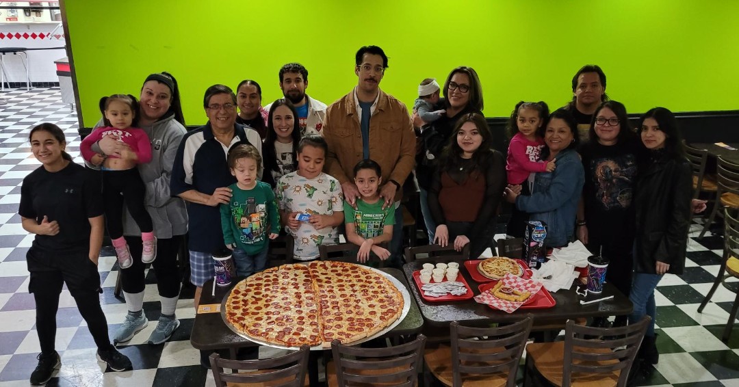 itzfamily's tweet image. Your entire family will have EPIC time at iT'Z with the EPIC 36" giant pizza! Enough for the whole gang!
#giantpizza #itzfun