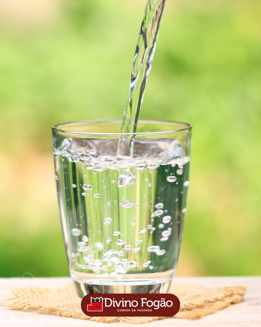 DivinoFogao's tweet photo. 💧 Não esqueça de se hidratar neste final de ano! Beber água é essencial para a saúde. Lembre-se de cuidar de si mesmo e manter o corpo bem hidratado. Cuide de você! 😊 #DicaDeSaúde #Hidratação #DivinoFogão #ÉDivinoMesmo #DaFazendaParaAMesa 🥤🌞 https://t.co/WDuWAbHtcJ