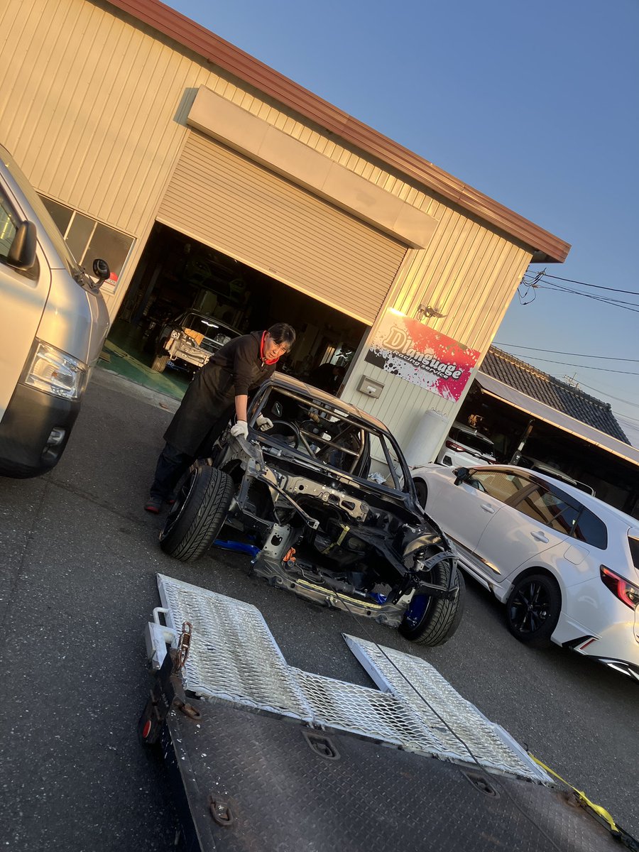 rmr_rahman's tweet photo. 去年の年末同じ様な車で同じ様な事してた気がするけど😅
好きだからしゃないですね〜😄
#ラーマン奮闘記 #formuladrfit #fdj #fdj2 #dlanguage #86 https://t.co/P5agkZekdh