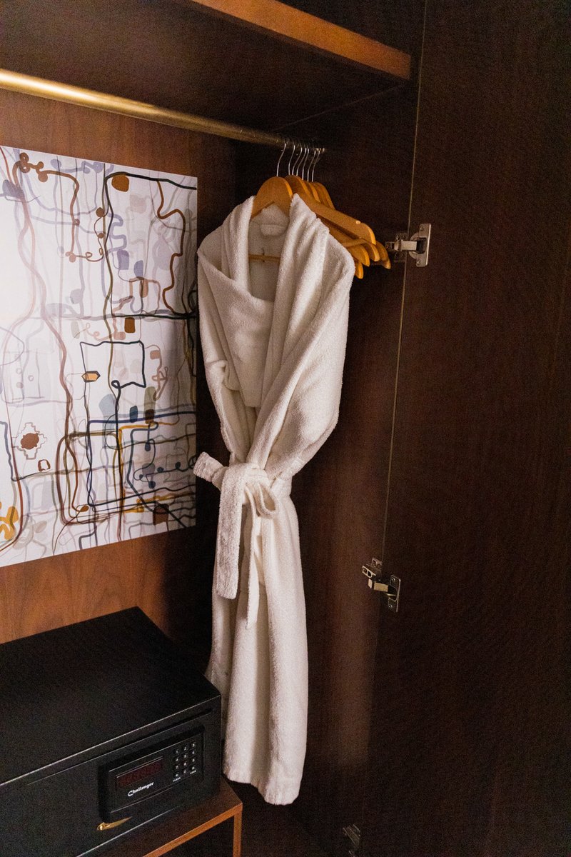 Maximize comfort and convenience. Luxury linen, plush robes, free wi-fi, and so much more. Check-in and unwind. #AlwaysIconic