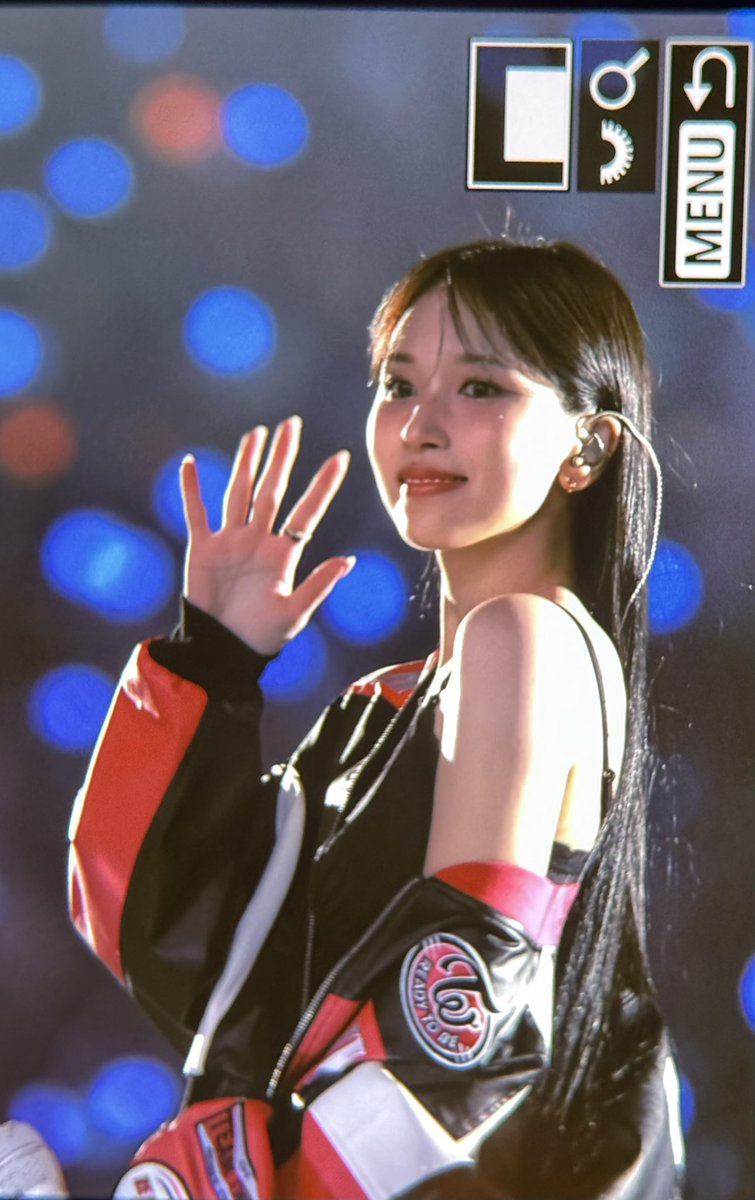 chaengbluu's tweet photo. and now i need a michaeng au😭 wherein chaeyoung is a one of the greatest racer and mina as her supportive gf shjsjs https://t.co/sgJDK3Hyu9