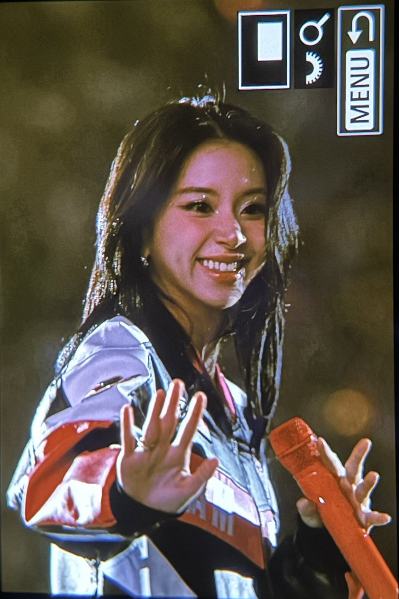 chaengbluu's tweet photo. and now i need a michaeng au😭 wherein chaeyoung is a one of the greatest racer and mina as her supportive gf shjsjs https://t.co/sgJDK3Hyu9